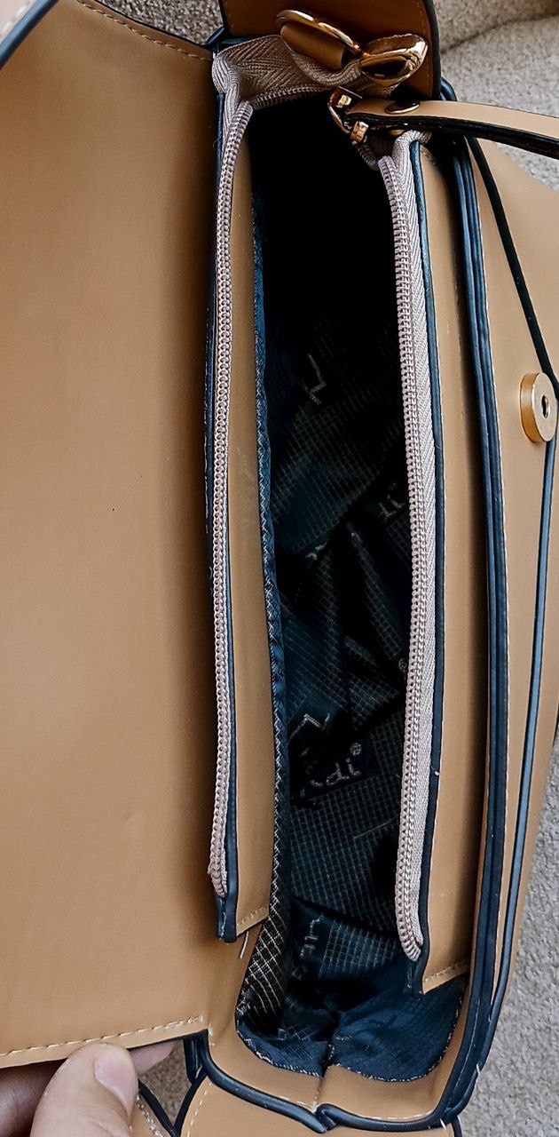 /public/uploads/photos/shares/Suzy bags/IMG_4269.jpeg